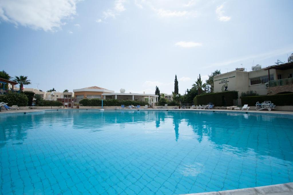 Santa Barbara Complex Lägenhet Limassol Exteriör bild