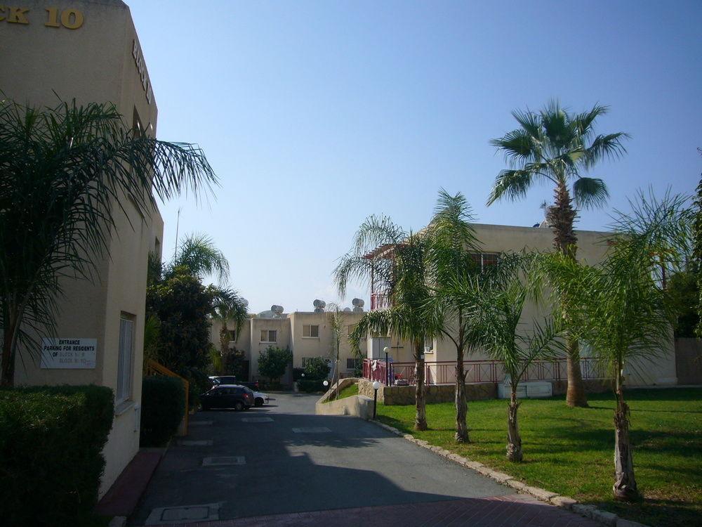 Santa Barbara Complex Lägenhet Limassol Exteriör bild